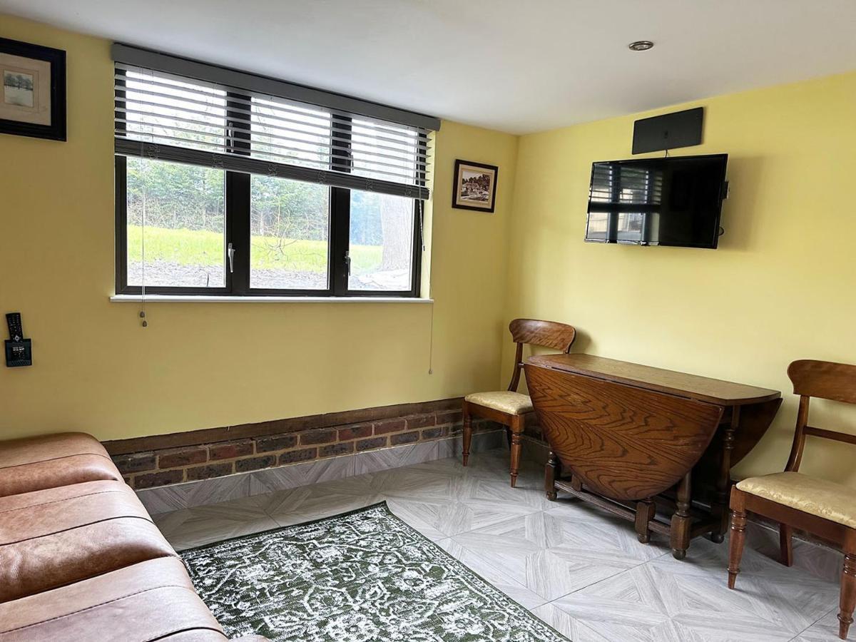 Forest Gated Parking On 2 Acres Garden Apartment